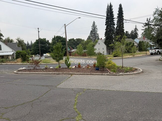 Building Photo - Charming Duplex Living – 3BR/2BA + Bonus Room & Garage
