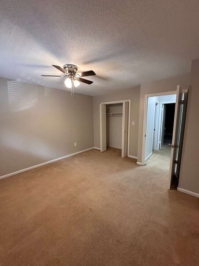 Building Photo - 102 Briarview Cir