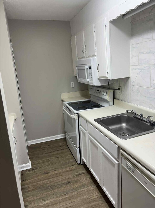 Building Photo - 405 Skyview Dr