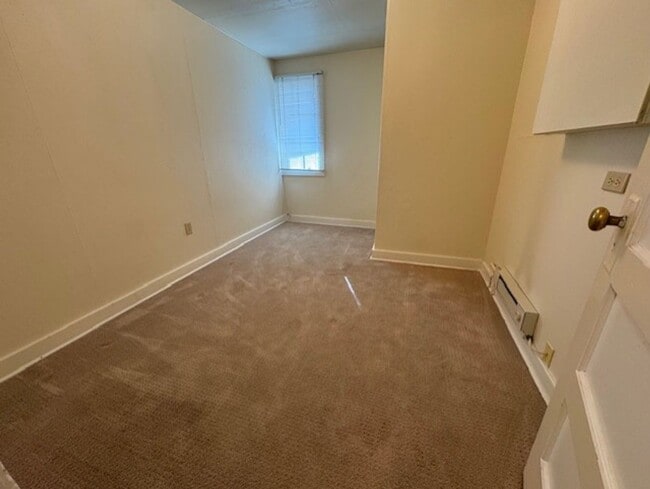 Building Photo - West Side Location