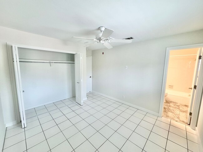 Building Photo - ** OLDE NAPLES ** 1 BED / 1 BATH ** CONDO ...