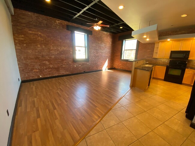 Building Photo - Beautiful Downtown Springfield Loft