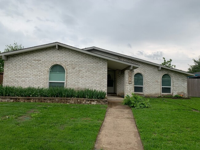 Building Photo - 3614 Pinoak Dr