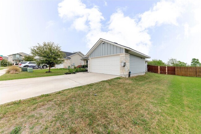 Building Photo - 303 Schuylerville Dr