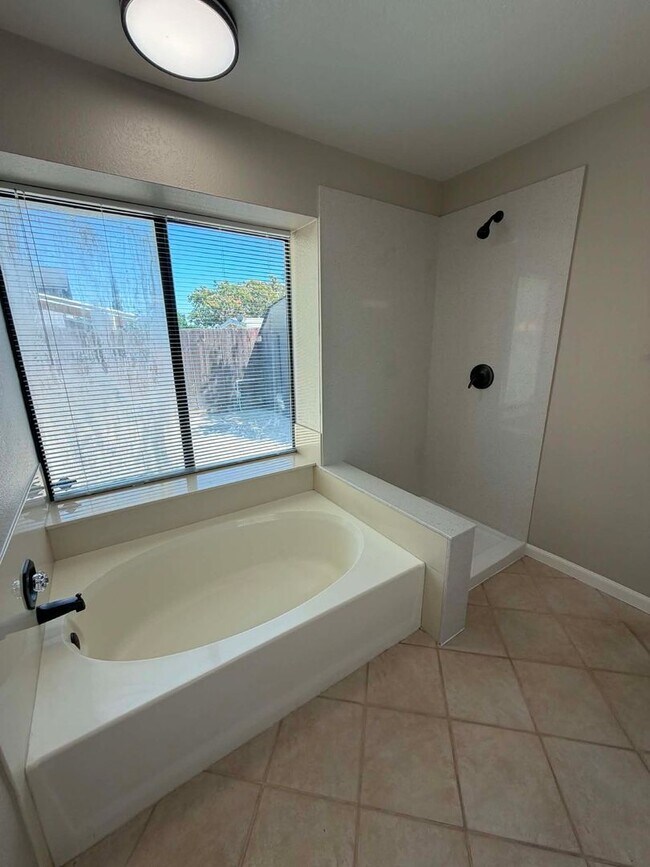 Building Photo - Beautifully Updated 3 Bedroom Home