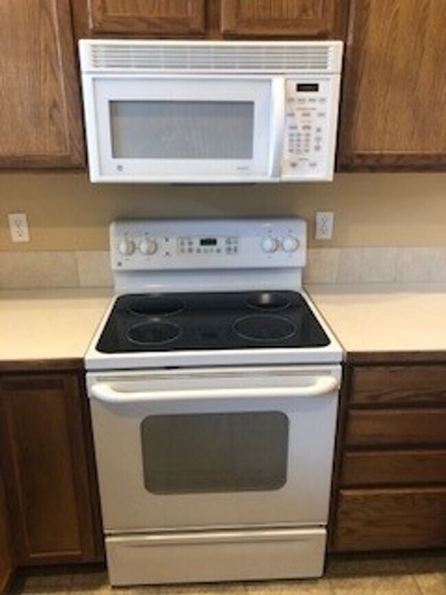 Building Photo - Three Bedroom Home in Albany