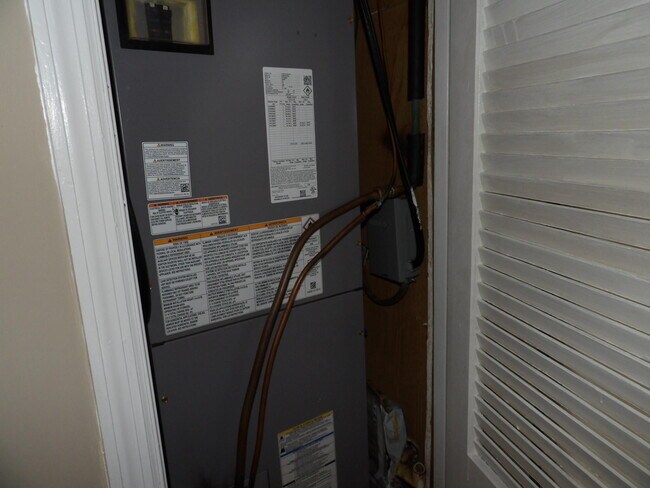 Building Photo - 140 Landings Dr