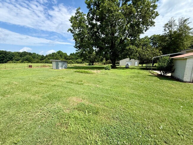 Building Photo - 880 Dixon Rd