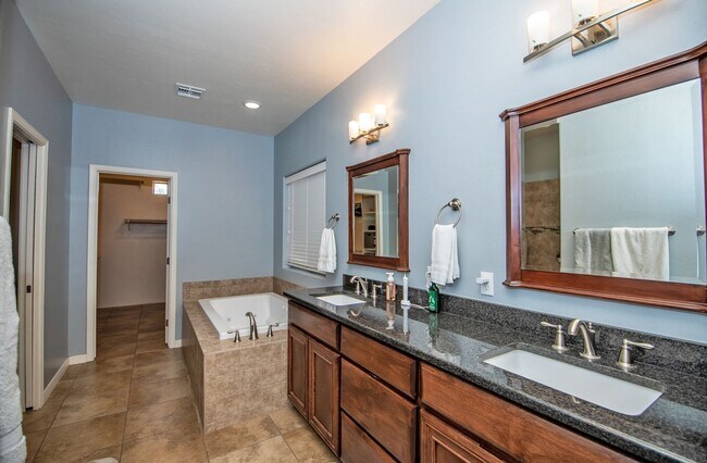 Building Photo - Spectacular open floor plan home!