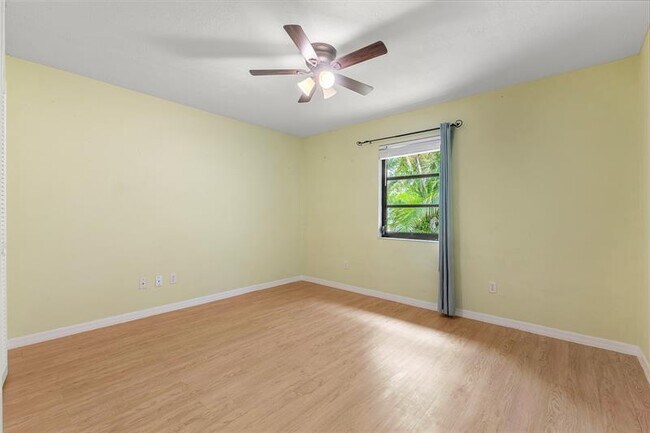 Building Photo - 2041 SE Floresta Dr