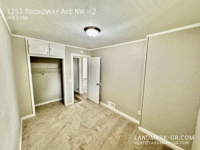 Building Photo - Updated 3 Bed/1Bath – First Month Only $995!