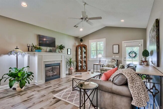 Building Photo - 1121 E Maxwell St