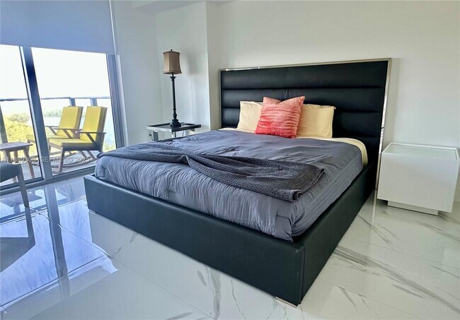 Building Photo - 16385 Biscayne Blvd