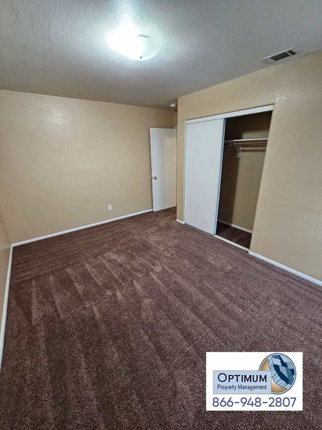 Building Photo - Spacious 6 bedroom , 3 bathroom home with downstairs bedroom and bath
