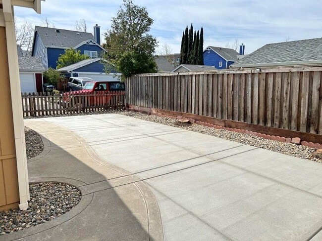 Building Photo - Modern 4 Bedroom 3 Bath Close to Marina Suisun City *Star Rentals