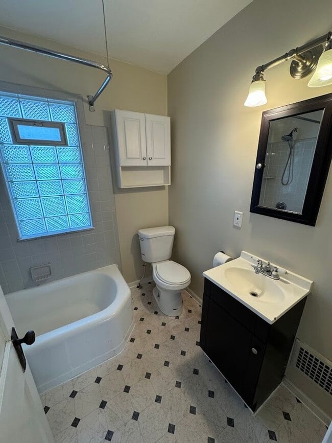 Building Photo - 2 bed 1 bath ranch walking distance to Dow...