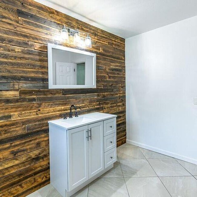 Building Photo - Room to Grow! Spacious, Remodeled 3/2/2 in Great Location!