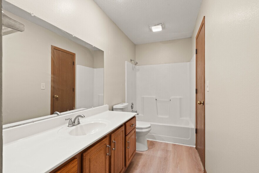 Building Photo - 4403 E 139th St