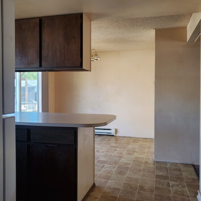 Building Photo - 206 E H St