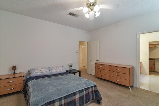 Building Photo - Ready to Move in... Do not miss this house...