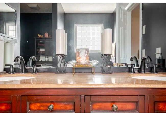 Building Photo - 901 Bordeaux Pl