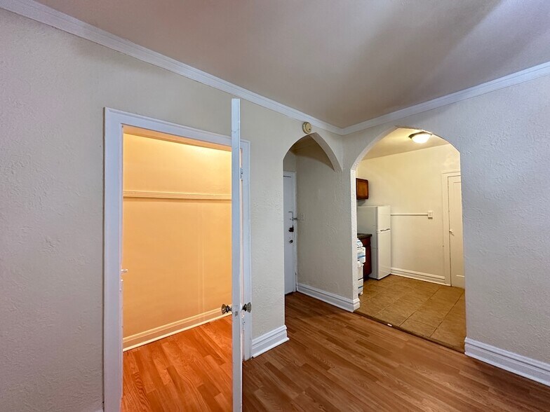 Building Photo - 4832 N Damen Ave