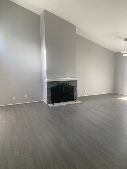 Living room - 1072 Maywood Ln