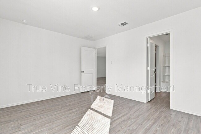 Building Photo - 2906 Millikan Dr