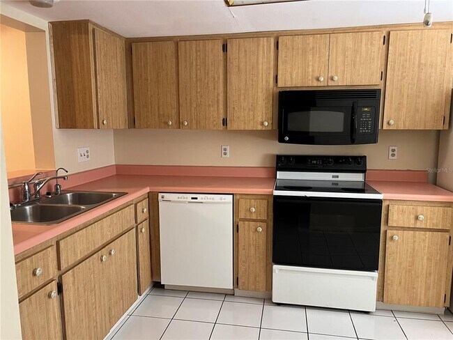 Building Photo - 2225 Lark Cir W