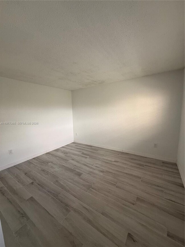 Building Photo - 1629 NW N River Dr