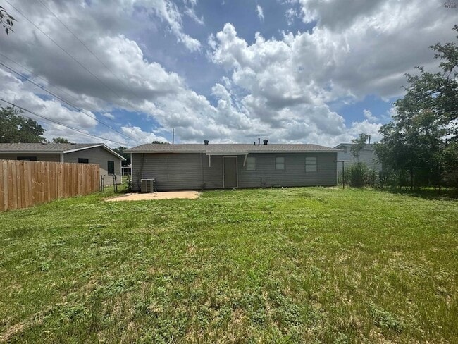 Building Photo - 204 W Garden Dr