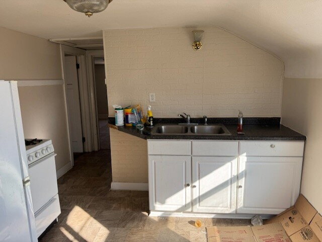 Building Photo - 1 large bed 1 bath upper plus bonus room