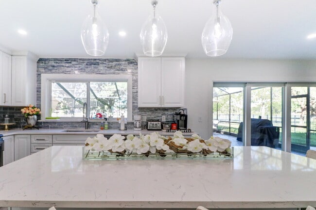 Building Photo - Fully Furnished 4-Bedroom Pool Home with Golf Course Views in Northdale