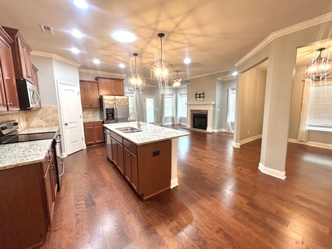 Building Photo - Spacious 4 bedroom, 3 bathroom single fami...