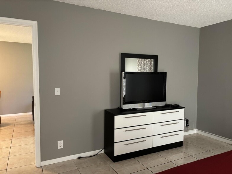 Building Photo - 1120 Boxwood Dr