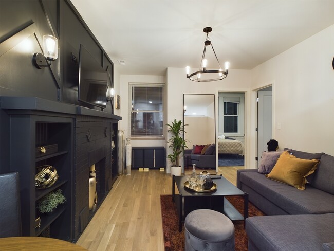 Building Photo - 2437 W Walton St