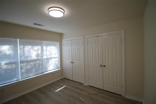 Building Photo - 1454 Forest Home Dr