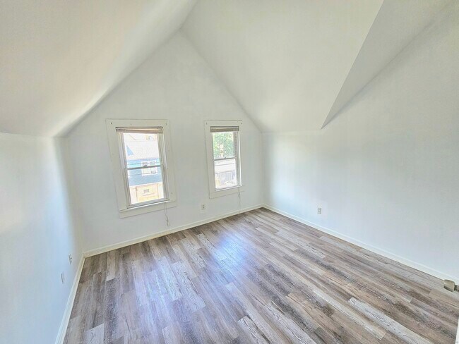 Building Photo - 483 Ferry St