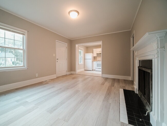 Building Photo - "Charming 4-Bedroom Gem in Charlotte - Cozy Living with Spacious Comfort!"