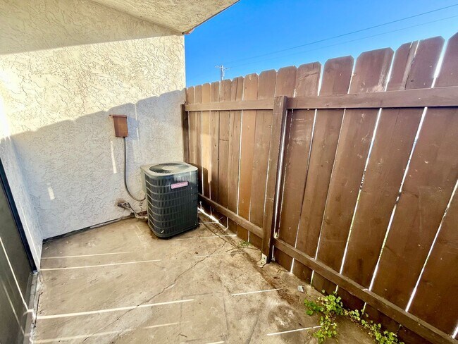 Building Photo - 2BD/2BTH with Central A/C, Private Patio, Walk-In Closet, Onsite Laundry, and Parking!