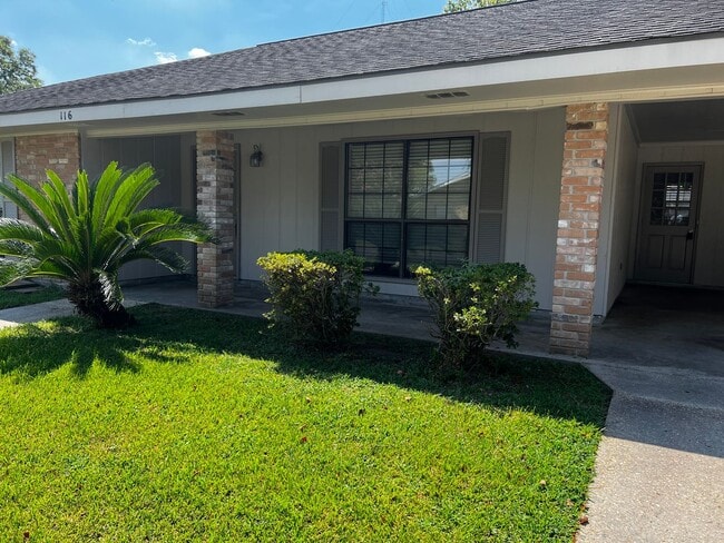 Building Photo - 4 Bedroom, 2 Bathroom, large yard, 2 car c...