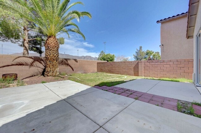 Building Photo - Adorable 2 story in the Northwest! Fresh paint and new carpet!
