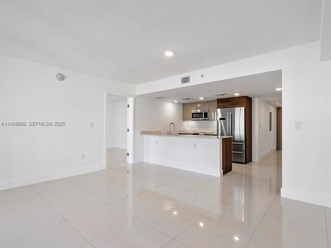 Building Photo - 9261 E Bay Harbor Dr