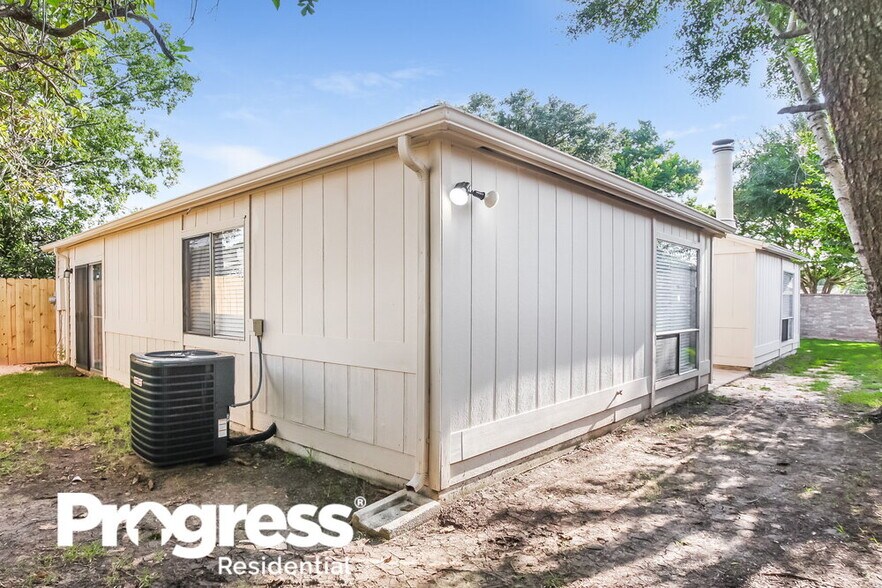 Building Photo - 3915 Vineyard Dr