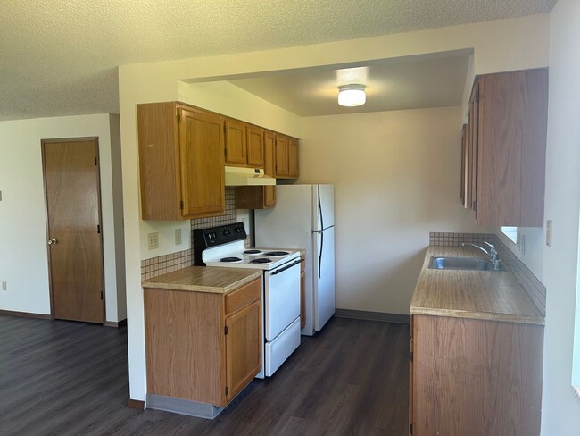 Building Photo - 2 BD Duplex with Garage!