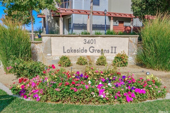 Building Photo - Stonegate Condo- FALL LISTING