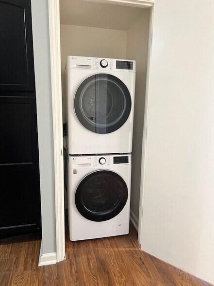 Building Photo - 503 E 6th St