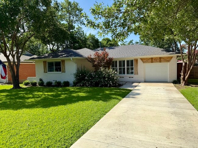 Building Photo - 707 Dumont Dr