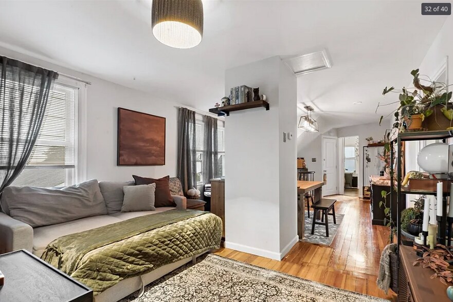 Furnishing are previous tenants, apartment will be unfurnished - 24 Potter St