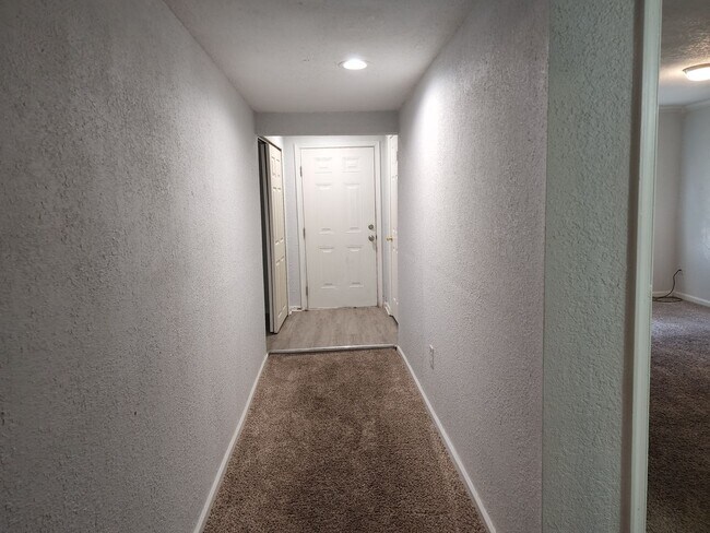 Building Photo - 2043 Maywood St